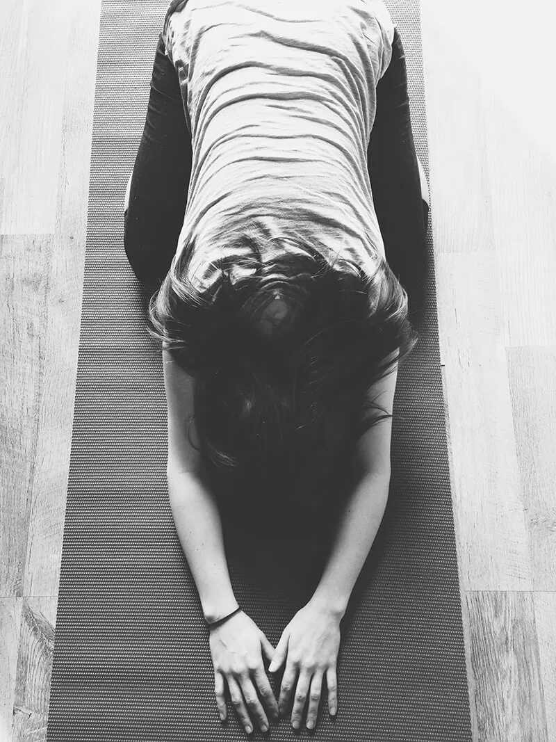 femme sur un tapis de gymnastique